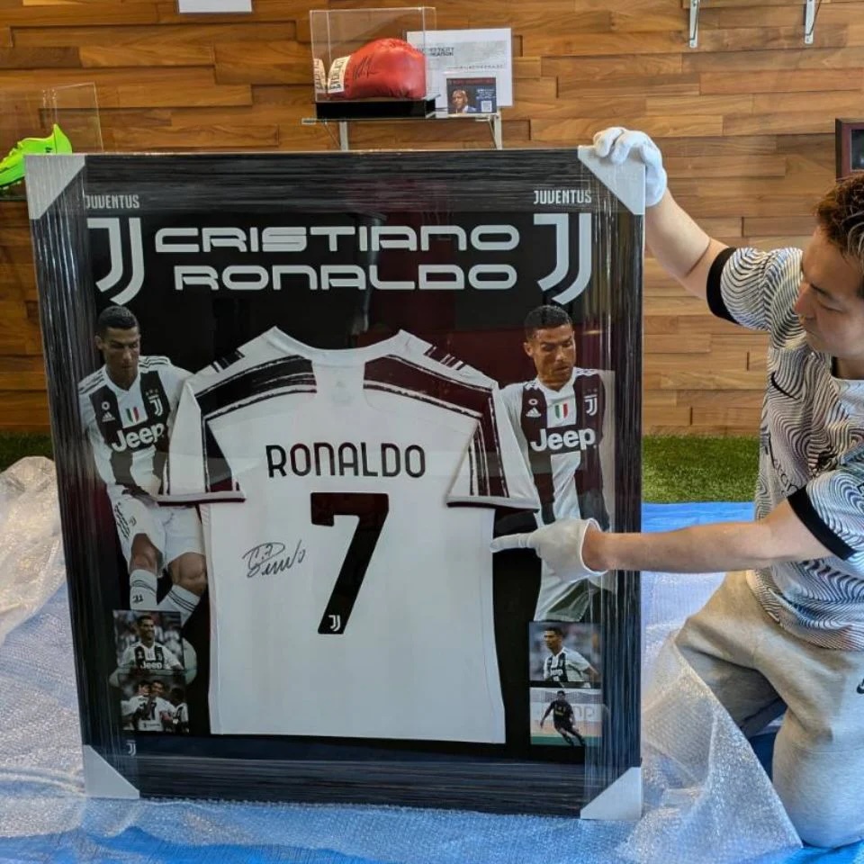 クリスティアーノ・ロナウド　サイン入りユニホーム クリスティアーノ・ロナウドのサイン入りユニフォーム｜開運！なんでも